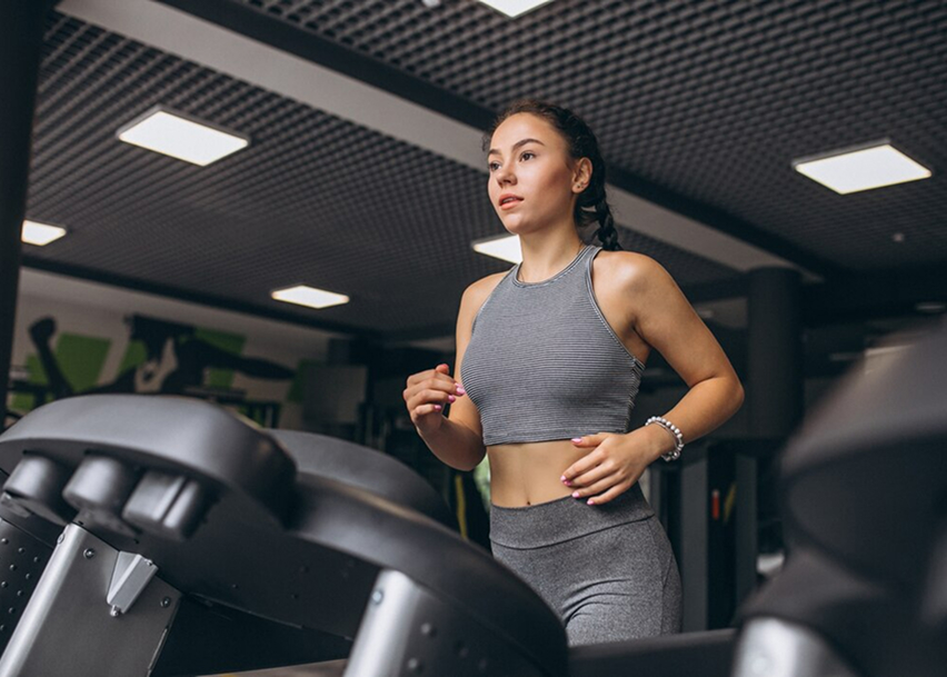 девушка на беговой дорожке