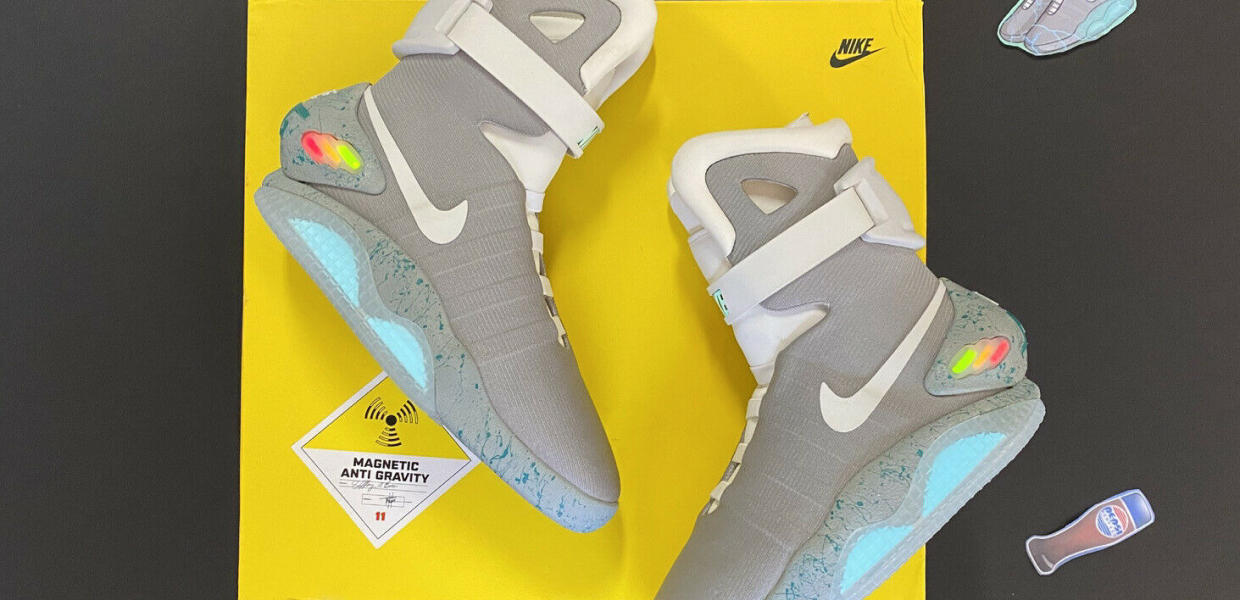 кроссовки Nike air mag лежат на желтой коробке