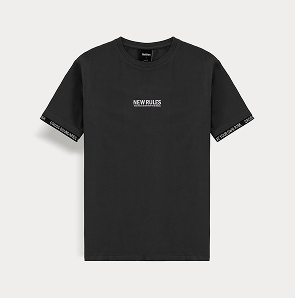 черная футболка с надписями на краях рукавов